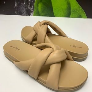 New!! Size 10 Cosette Flat Sandal Tan
